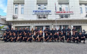 Komisaris PT BGN, Hubertus Herminus berpose bersama sejumlah korlap scurity perusahaannya se Riau.