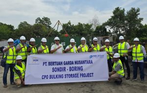 Komisaris PT. BGN, Hubertus Herminus, Direktur Utama PT. BGN, Rikardus Polikarpus dan jajarannya berpose bersama Meneger Bisnis dan Teknis Pelindo Regional 1 Pekanbaru, Indramawan, di lokasi Boring dan Sondir, Pelabuhan Pelindo di Perawang.